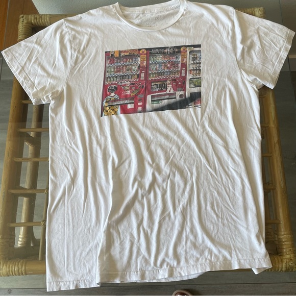 Multicolor Japanese vending machine graphic tee. - Picture 3 of 3